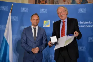 Prof. Holger Magel (re.) erhält die Bayerische Staatsmedaille für besondere Verdienste um die Umwelt von Staatsminister Thorsten Glauber. Bild: Bayerisches Staatsministerium für Umwelt und Verbraucherschutz