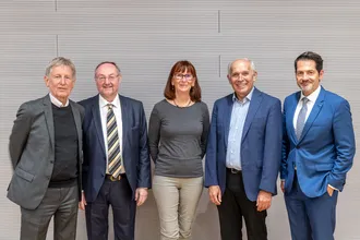 Prof. Michael Molls, Sprecher der TUM Senior Excellence Faculty mit den neu in 2023 ernannten TUM Emeriti of Excellence Prof. Johann Plank, Prof. Angelika Schnieke und Prof. Arthur Konnerth, gemeinsam mit Präsident Thomas F. Homfann (v.l.). Bild: Andreas Heddergott / TUM 