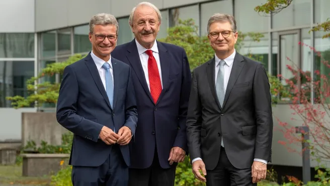 Staffelübergabe am Klinikum rechts der Isar: Bernd Sibler (li.), Staatsminister für Wissenschaft und Kunst, und Dr. Martin Siess (re.), Ärztlicher Direktor des Klinikums rechts der Isar der Technischen Universität München (TUM), verabschieden Prof. Markus Schwaiger, Ärztlicher Direktor a. D. des Klinikums rechts der Isar in den Ruhestand. Foto: Thomas Einberger, argum/Klinikum rechts der Isar